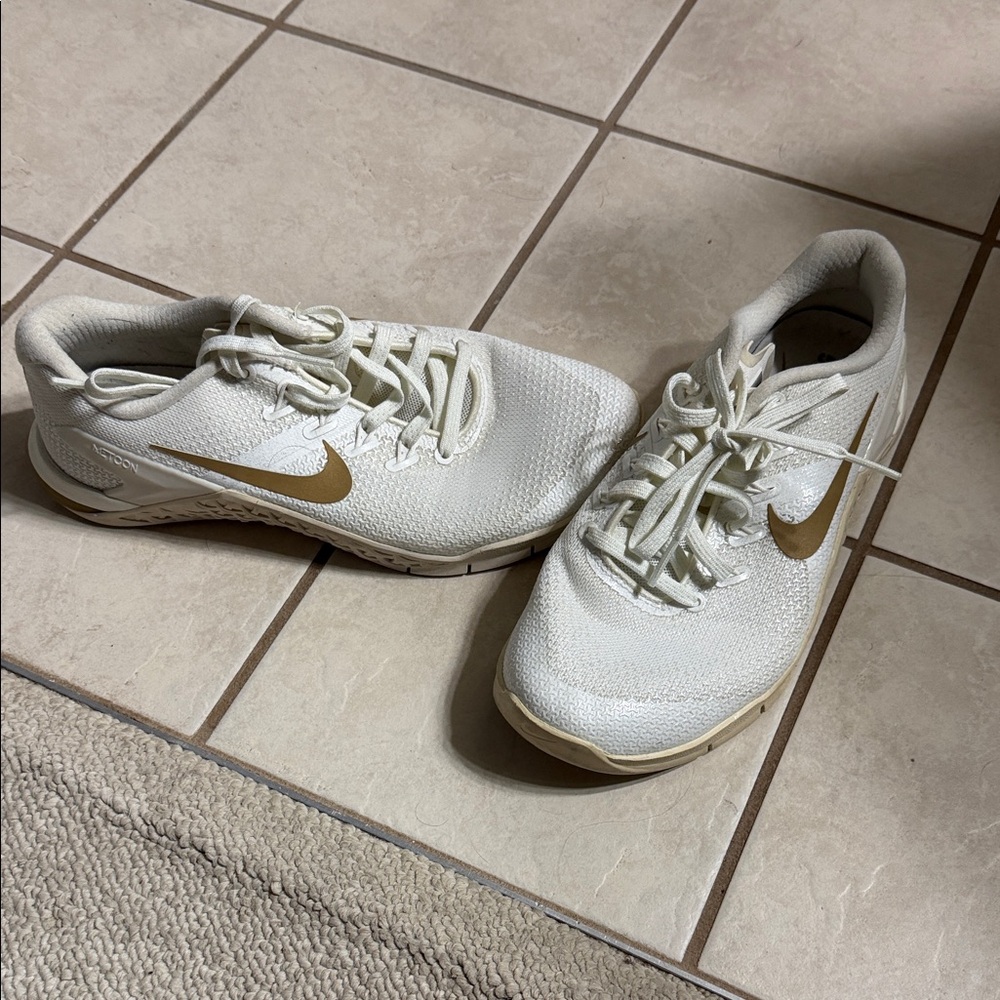 Nike Women's White and Gold Athletic Shoes